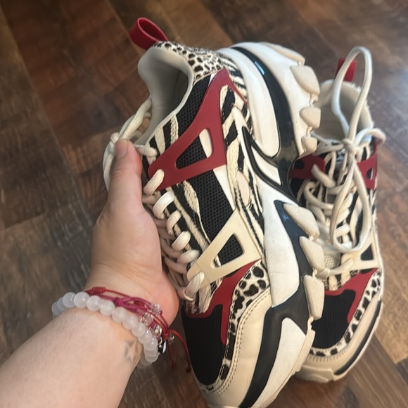 Stylish Red and Black Animal Print Sneakers - Picture 4 of 5